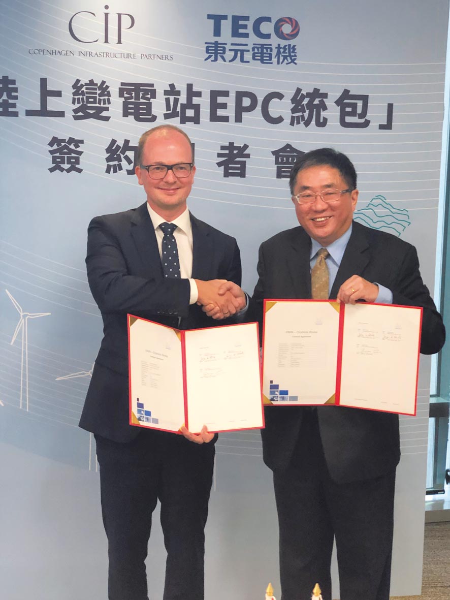 CIP臺灣區(qū)執(zhí)行長侯奕愷（左）、東元代理總經(jīng)理連昭志昨（5）日共同簽署變電站建置統(tǒng)包合約。圖／沉美幸