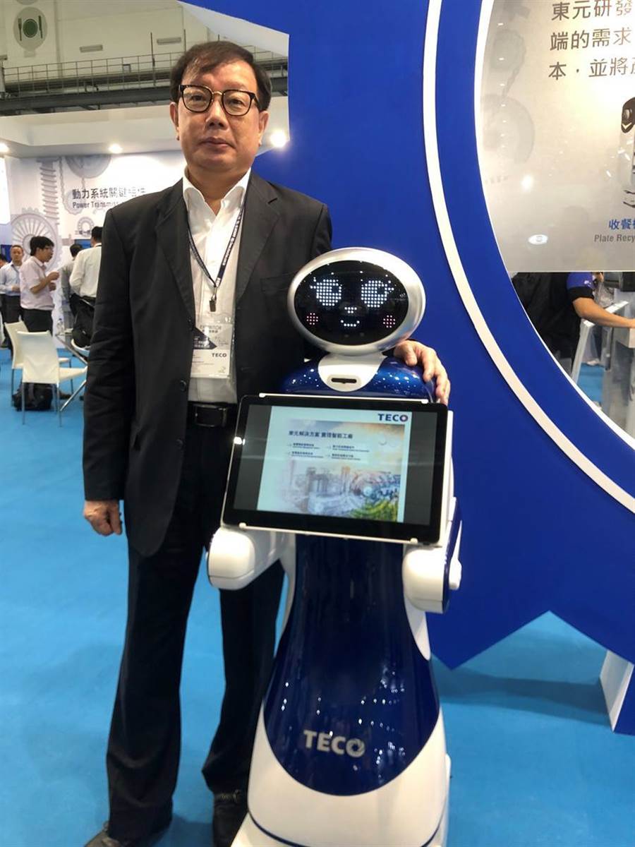 東元電機(jī)新開發(fā)導(dǎo)覽機(jī)器人今首度曝光，負(fù)責(zé)全桉的東元協(xié)理林勝泉。圖／沉美幸