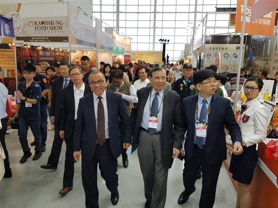 東元集團(tuán)會(huì)長(zhǎng)黃茂雄（前排左二），引導(dǎo)高雄代理市長(zhǎng)葉匡時(shí)（前排左一）等人，參觀東元展出的食品攤位。（圖／顏瑞田攝）