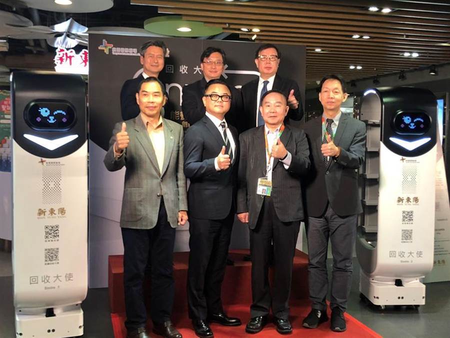東元與新東陽合作開發(fā)國內(nèi)首臺(tái)客制化餐盤回收機(jī)器人15日正式上工，圖后排右二為東元自動(dòng)化暨智能系統(tǒng)事業(yè)部協(xié)理林勝泉、新東陽總經(jīng)理麥升陽(前排左二)、桃園國際機(jī)場董事長王明德(前排右二)、總經(jīng)理林祥生。（圖／沉美幸）