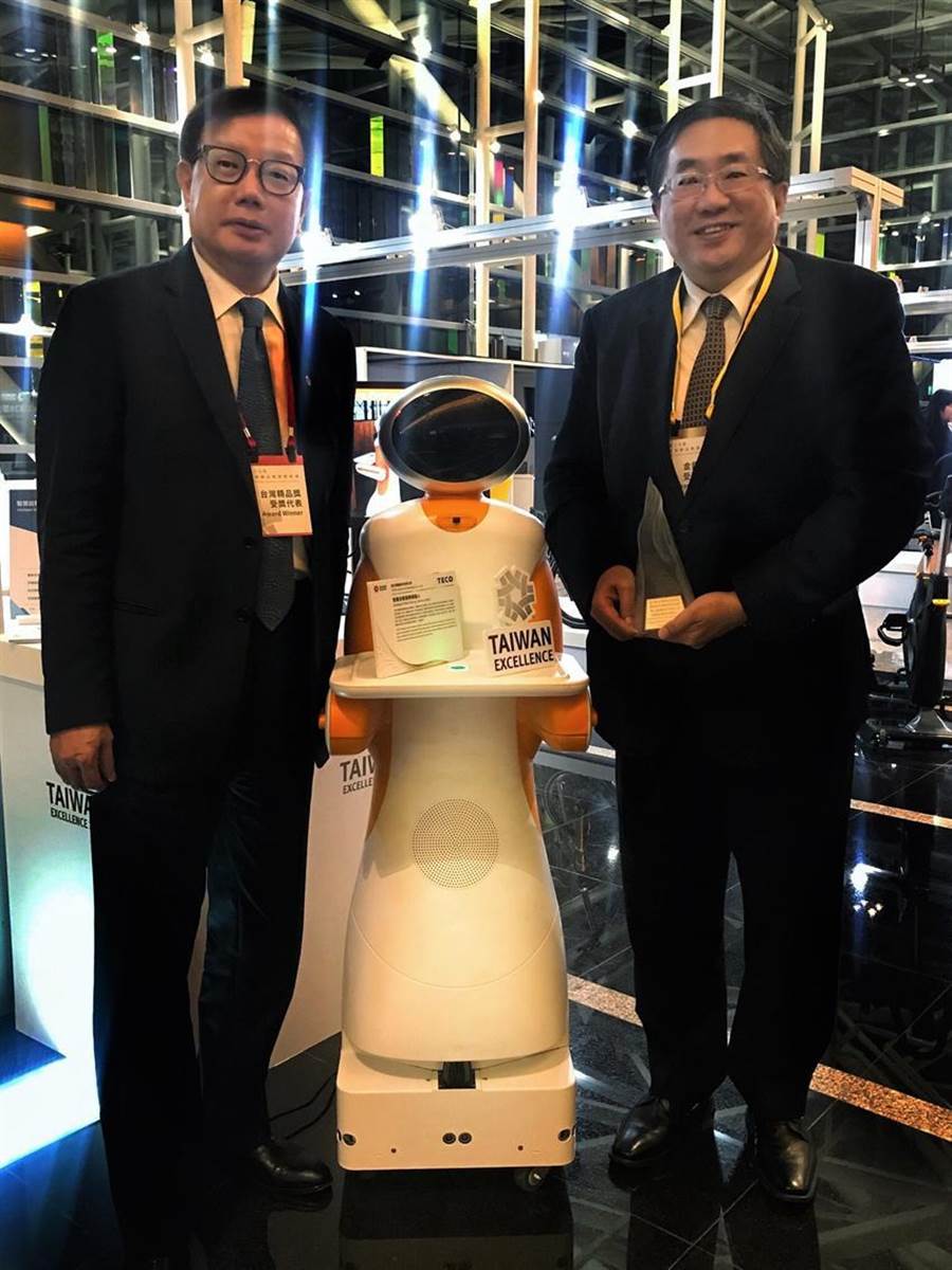 （東元電機(jī)自行開發(fā)送餐機(jī)器人27日獲頒臺灣精品獎銀質(zhì)獎，圖右為代理總經(jīng)理連昭志、左為負(fù)責(zé)開發(fā)的東元電機(jī)自動化暨智能系統(tǒng)事業(yè)部協(xié)理林勝泉。圖／業(yè)者提供）
