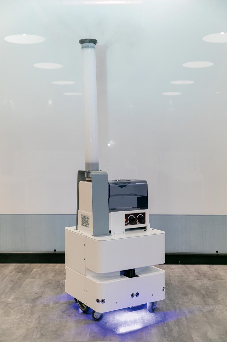 東元3日發(fā)表智慧UVC消毒防疫機器人，以3D列印技術(shù)，制作雙向360度全面向噴頭，進行大面積的噴霧消毒。圖／東元提供