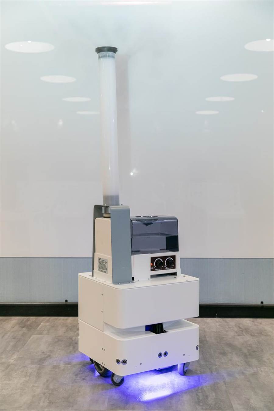 （東元3日發(fā)表智慧UVC消毒防疫機器人，以3D列印技術(shù)，制作雙向360度全面向噴頭，進行大面積的噴霧消毒。圖／東元提供）
