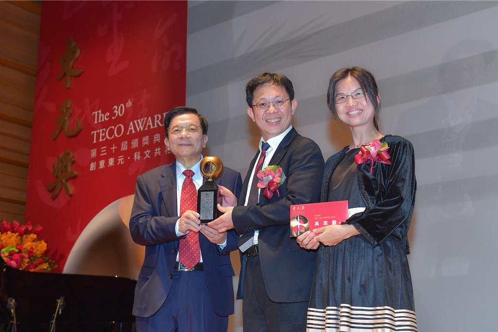 工研院副總暨資深技術(shù)專家吳志毅（中）獲頒第30屆東元獎(jiǎng)，工研院董事長李世光（左）和吳志毅夫人（右）也一同祝賀。（工研院提供／羅浚濱新竹傳真）